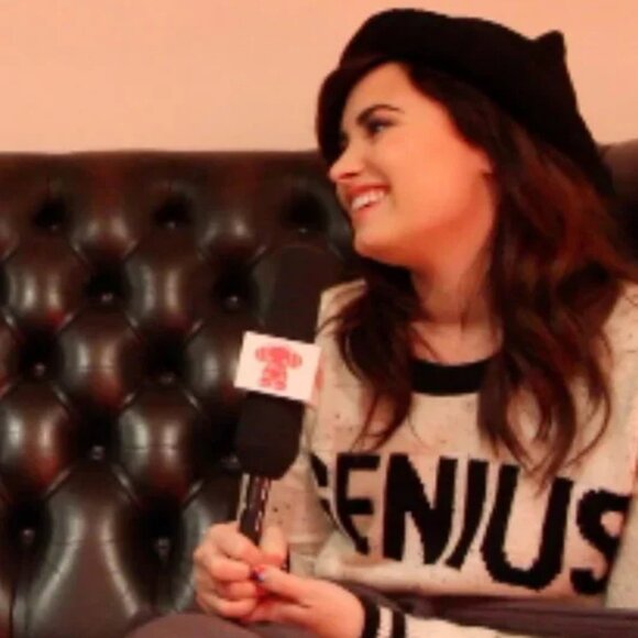 Topshop Genius Sweater ASO Taylor Swift and Demi Lovato - Picture 10 of 11